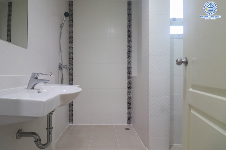 *****บ้านเดี่ยวมือสองนนทบุรี หมู่บ้าน ไลฟ์บางกอกบูเลอวาร์ด พระราม5 หลังมุม วิวสวน หน้าบ้านไม่ชนใคร จากแบรนด์ SC ASSET ฟังก์ชัน 3ห้องนอน 3 ห้องน้ำ 2 ที่จอดรถ พร้อมเฟอร์นิเจอร์บิวท์อินทั้งหลัง รองรับครอบครัวใหญ่  บนที่สุดแห่งทำเล เพียง 5 นาทีจาก MRT สถานีแยกติวานนท์ เชื่อมต่อทุกความลงตัวสู่ชีวิตสมบูรณ์แบบใกล้ถนนนครอินทร์ ถนนราชพฤกษ์ เดินทางสะดวกเหมือนอยู่ในเมือง